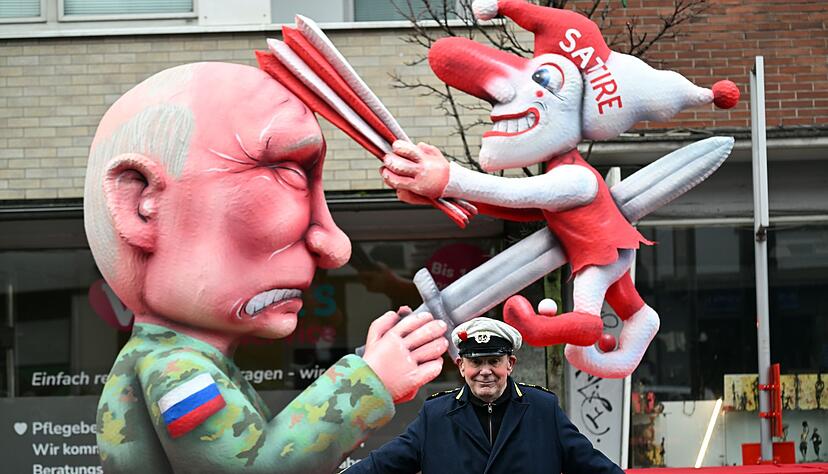 Der Düsseldorfer Karnevalswagenbauer Jacques Tilly lässt sich nicht dadurch einschüchtern, dass er in Russland angeklagt worden ist. Der Düsseldorfer Karnevalswagenbauer Jacques Tilly lässt sich nicht dadurch einschüchtern, dass er in Russland angeklagt worden ist.