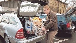 Die Fahrzeuge der Anlieferer sind wie bei Lothar K&ouml;hler bis oben hin mit Kartonagen, Styropor, Kunststoff-Verpackungen und Glasflaschen gef&uuml;llt.