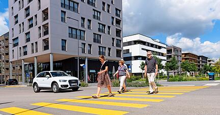 Störend fanden viele Bewohner im Neckarbogen auch die zahlreichen jüngeren Leute, die oft bis spät in die Nacht Partys feierten.
Fotos: Mario Berger Störend fanden viele Bewohner im Neckarbogen auch die zahlreichen jüngeren Leute, die oft bis spät in die Nacht Partys feierten.
Fotos: Mario Berger