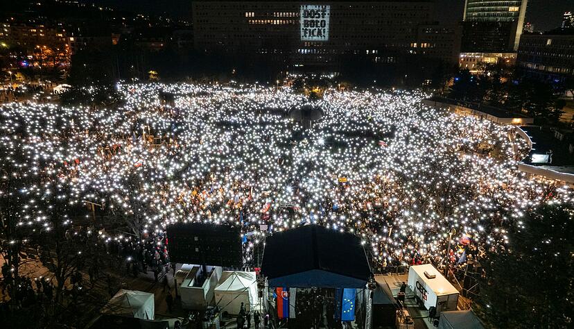 &laquo;Die Slowakei geh&ouml;rt zum Westen&raquo; war auf Transparenten von Demonstranten in Bratislava und anderen St&auml;dten zu lesen.