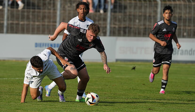 Eppingens Arnold Luck l&auml;sst Hoffenheims Diren Dagdeviren stehen.