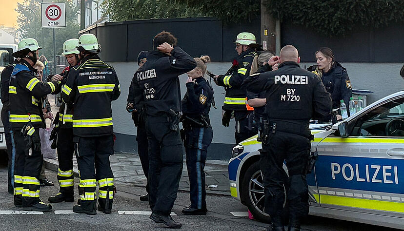 Ein Brand in einem Münchner Einfamilienhaus hat einen Großeinsatz von Polizei und Feuerwehr ausgelöst. Eine Gefahr für die Bevölkerung bestehe nicht, sagte ein Polizeisprecher am Morgen.