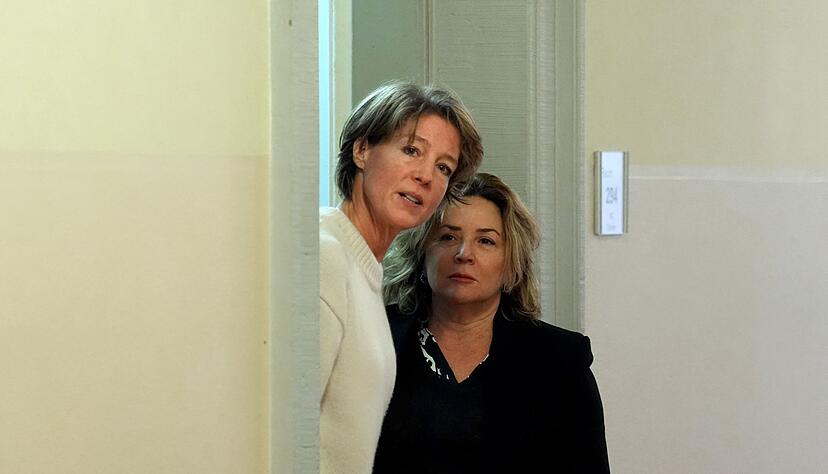 Christina Block eilte ihrer in Tr&auml;nen aufgel&ouml;sten Verwandten hinterher und schirmte sie zusammen mit G&uuml;l Pinar, der Verteidigerin eines anderen Angeklagten, vor Fotografen ab.