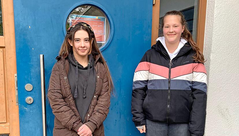 In Pia (rechts) hat die 15 Jahre alte Faten auch eine Freundin gefunden. Die beiden lernen im Bad Rappenauer Jugendhaus Maximal miteinander. 
Foto: Ulrike Plapp-Schirmer