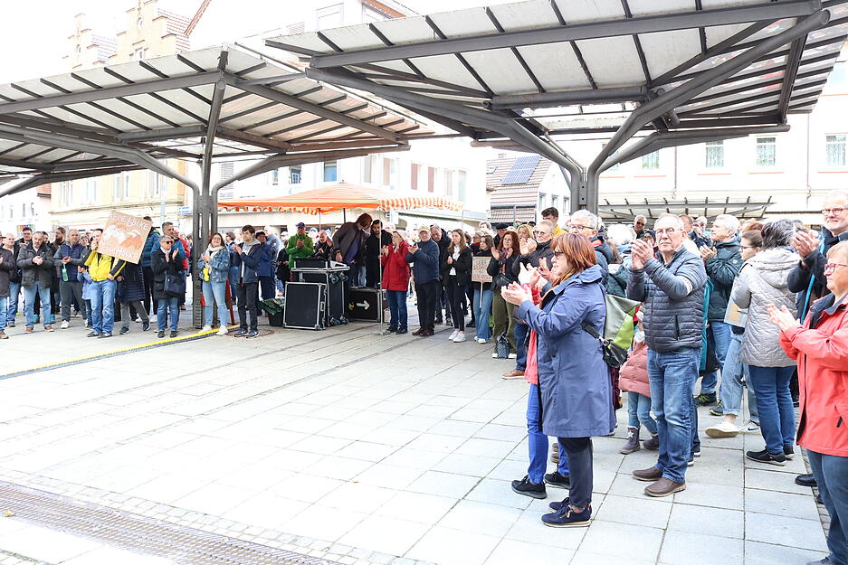 Demo mit 350 Menschen in K&uuml;nzelsau gegen die AfD