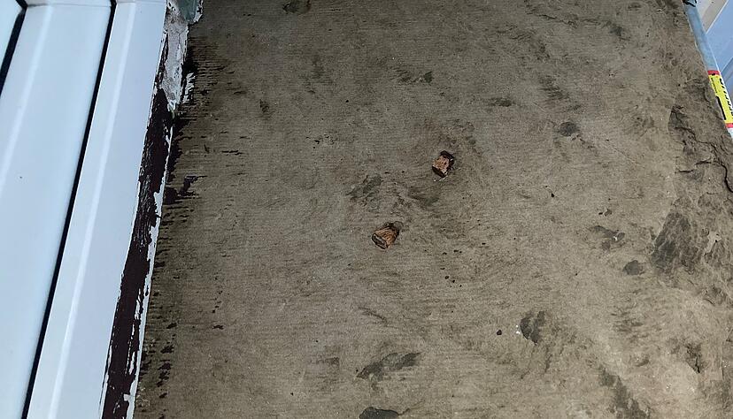 T&uuml;rrahmen mit zwei schr&auml;g gegen&uuml;ber eingelassenen Holzd&uuml;beln, wie sie f&uuml;r die Montage des Haussegens typisch sind.