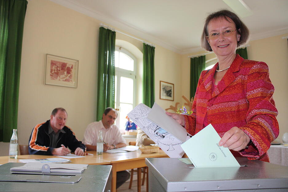 Evelyne Gebhardt gibt ihre Stimme zur Europawahl am 9. Juni 2009 ab.  Foto: HSt-Archiv