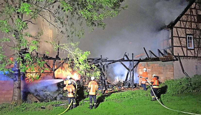 Die Feuerwehr löscht im Mai 2020 eine brennende Scheune in Gundelsheim. Das Feuer bedeutete Lebensgefahr für angrenzend schlafende Anwohner.
Foto: Archiv Kinkopf Die Feuerwehr löscht im Mai 2020 eine brennende Scheune in Gundelsheim. Das Feuer bedeutete Lebensgefahr für angrenzend schlafende Anwohner.
Foto: Archiv Kinkopf