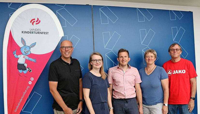 Die Macher dahinter (v. l.): STB-Präsident Markus Frank, Laura Asum, Projektleiterin der Stadt, Bürgermeister Stefan Neumann, Veronika Albrecht, Projektleiterin des STB, und Erwin Bergmann, Vize-Vorsitzender des Turngaus Hohenlohe. Die Macher dahinter (v. l.): STB-Präsident Markus Frank, Laura Asum, Projektleiterin der Stadt, Bürgermeister Stefan Neumann, Veronika Albrecht, Projektleiterin des STB, und Erwin Bergmann, Vize-Vorsitzender des Turngaus Hohenlohe.