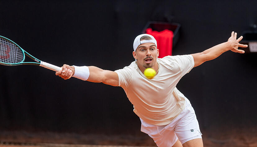 Hat sich an einem langen Tag laaanggemacht: Marco Topo. Der 21-J&auml;hrige unterliegt am Samstagabend im Halbfinale dem Niederl&auml;nder Guy Den Ouden mit 5:7, 3:6, verl&auml;sst aber Bad Rappenau mit einem L&auml;cheln.
