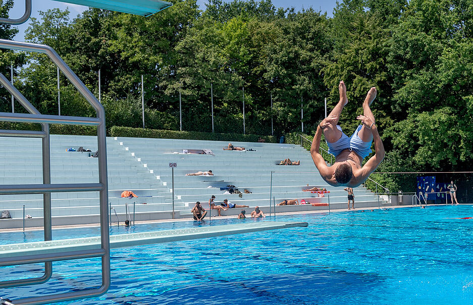 Sprung ins Becken - mit einem Salto.