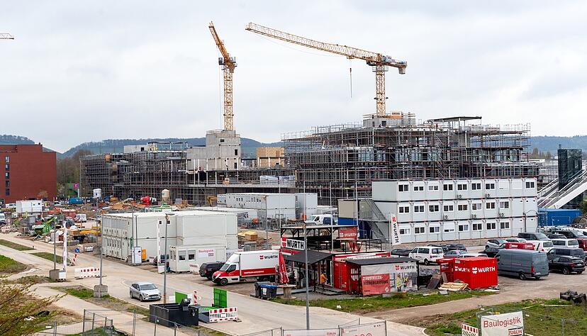 Im Heilbronner Stadtteil Neckarbogen schreitet der Bau der Josef-Schwarz-Schule voran. Im Heilbronner Stadtteil Neckarbogen schreitet der Bau der Josef-Schwarz-Schule voran.