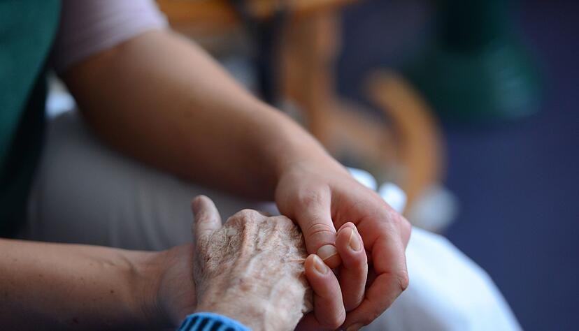 Angehörige zu pflegen, kostet viel Kraft. Es gibt verschiedene Möglichkeiten, sich dann zeitweise von der Arbeit freistellen zu lassen. Angehörige zu pflegen, kostet viel Kraft. Es gibt verschiedene Möglichkeiten, sich dann zeitweise von der Arbeit freistellen zu lassen.