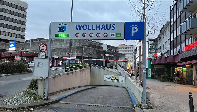 Im Wollhaus-Parkhaus finden Kunden eine Urkunde mit 4,0 Sternen Google-Bewertung. Im Wollhaus-Parkhaus finden Kunden eine Urkunde mit 4,0 Sternen Google-Bewertung.