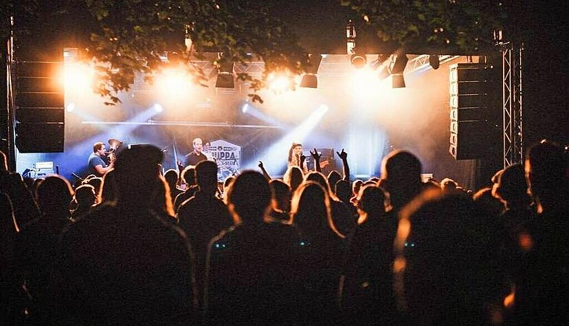 Das Römersee-Open-Air war 2024 ein voller Erfolg. Zwei Tage lang feierten täglich rund 2000 Gäste regionale und überregionale Bands.
Foto: Archiv Das Römersee-Open-Air war 2024 ein voller Erfolg. Zwei Tage lang feierten täglich rund 2000 Gäste regionale und überregionale Bands.
Foto: Archiv