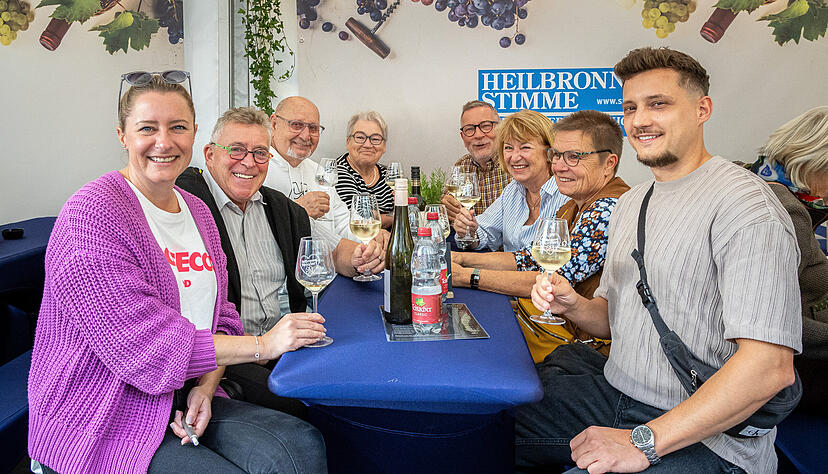 80 Stimme-Leser freuten sich in der Stimme-Laube an der Lohtorstraße, weil sie bei einem Gewinnspiel für Abonnenten Gutscheine für Speis und Trank gewonnen hatten.