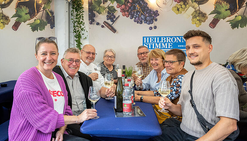 Stimme-Leser lösen bei Gollerthan in der Stimme-Laube in der Lohtorstraße Gewinn-Gutscheine ein.