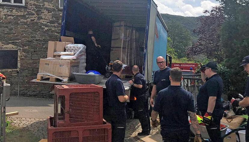 Ein Hilfskonvoi aus der Region versorgt Menschen mit dem N&ouml;tigsten.