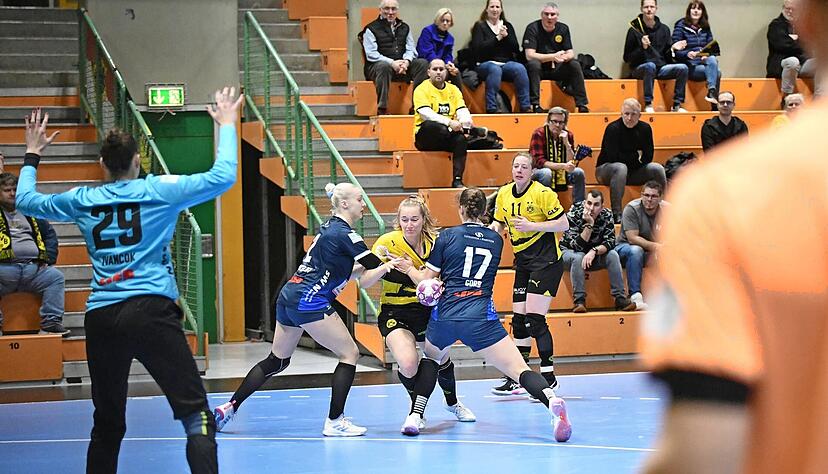 Das Abwehrspiel der Sport-Union um Lena Ivancok, Laila Ihlefeldt und Arwen Gorb (von links) hat sich im Saisonverlauf etwas verbessert. Das Abwehrspiel der Sport-Union um Lena Ivancok, Laila Ihlefeldt und Arwen Gorb (von links) hat sich im Saisonverlauf etwas verbessert.