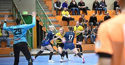 Das Abwehrspiel der Sport-Union um Lena Ivancok, Laila Ihlefeldt und Arwen Gorb (von links) hat sich im Saisonverlauf etwas verbessert.
Foto: Sport-Union Neckarsulm/Stemi