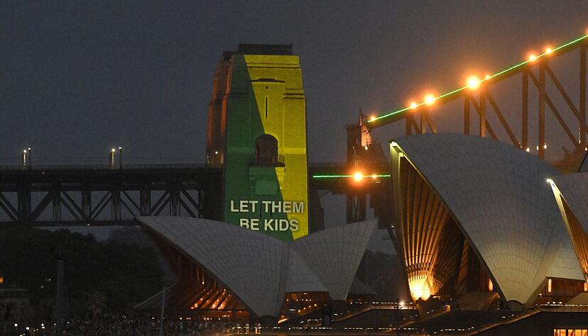 Am Tag der Einf&uuml;hrung strahlte sogar von der Sydney Harbour Bridge der Slogan &laquo;Let them be kids&raquo;. (Archivbild)