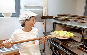 Silke Hörcher ist die Chefin in der Backstube. Aus Vollkornmehl entstehen da herzhafte und süße Produkte.
