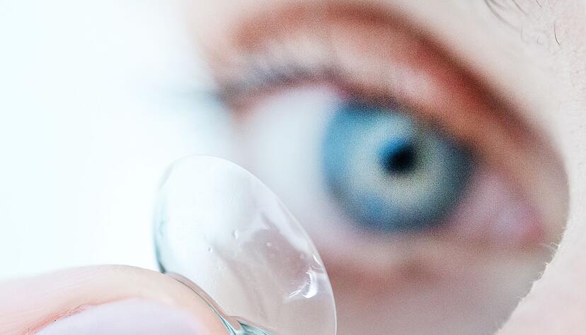 Pollen lagern sich gerne auf Kontaktlinsen ab. Wer Heuschnupfen hat, wählt also lieber die Tages- als die Monatsvariante. Pollen lagern sich gerne auf Kontaktlinsen ab. Wer Heuschnupfen hat, wählt also lieber die Tages- als die Monatsvariante.