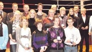 Flei&szlig;, Ausdauer und Disziplin: Stolz pr&auml;sentieren die erfolgreichen Athleten ihre Goldmedaillen.Foto: Ute Pl&uuml;ckthun