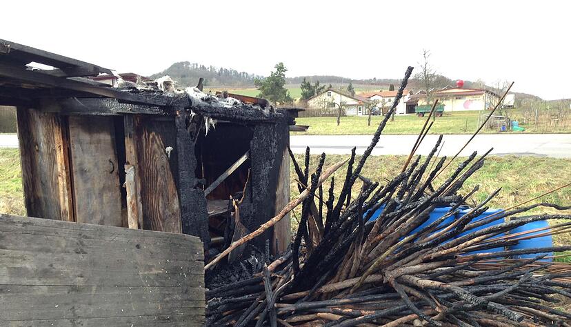 Abgebrannte H&uuml;tte zwischen Neckarsulm und Erlenbach.