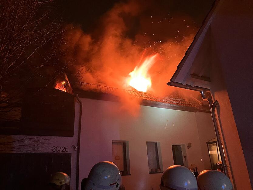 Beim Eintreffen an der Einsatzstelle schlugen die Flammen aus allen Öffnungen des Dachstocks einer Doppelhaushälfte. Beim Eintreffen an der Einsatzstelle schlugen die Flammen aus allen Öffnungen des Dachstocks einer Doppelhaushälfte.