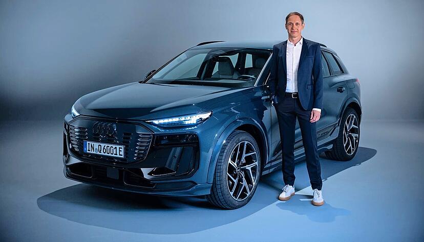 Audis Produktionsvorstand Gerd Walker am neuen Q6 E-Tron, der am Stammsitz in Ingolstadt gefertigt wird.