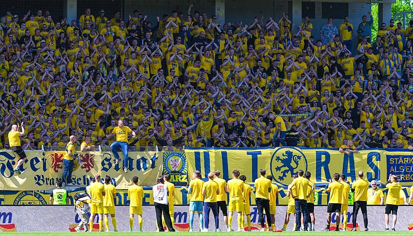 Angespannte Situation: Spieler und Fans von Eintracht Braunschweig. Angespannte Situation: Spieler und Fans von Eintracht Braunschweig.