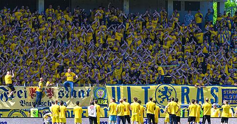 Angespannte Situation: Spieler und Fans von Eintracht Braunschweig.