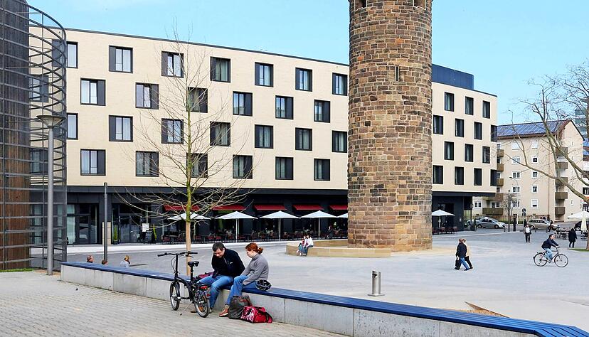 Das Mercure-Hotel am Heilbronner Bollwerksturm und das Restaurant Girafe haben derzeit noch geöffnet. Den Sommer über baut es der neue Besitzer um. Das Mercure-Hotel am Heilbronner Bollwerksturm und das Restaurant Girafe haben derzeit noch geöffnet. Den Sommer über baut es der neue Besitzer um.