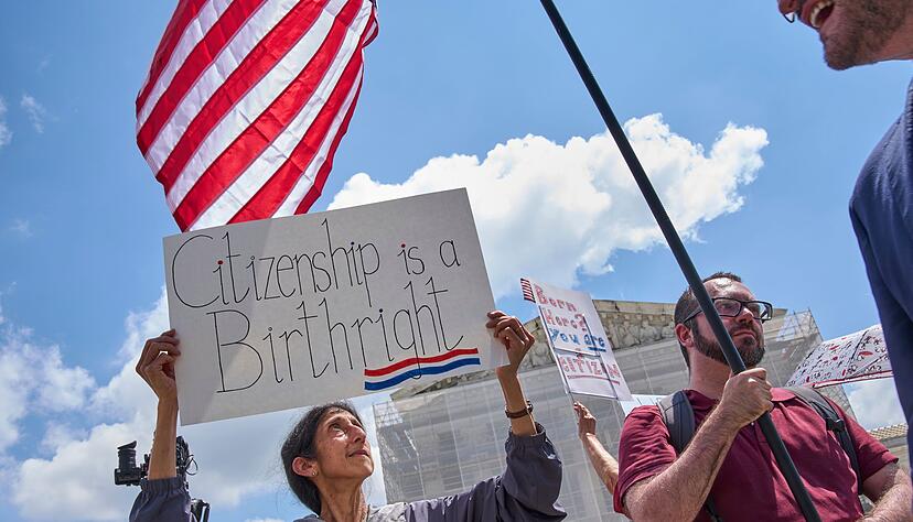 Gegner einer Änderung des US-Geburtsrechts demonstrieren. (Archivbild) Gegner einer Änderung des US-Geburtsrechts demonstrieren. (Archivbild)
