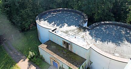 Von oben erinnert der Hochbehälter an eine Brille und wird deshalb in der Fachsprache auch so bezeichnet. Von oben erinnert der Hochbehälter an eine Brille und wird deshalb in der Fachsprache auch so bezeichnet.