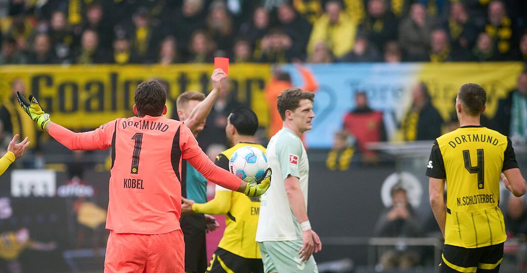 Nico Schlotterbeck sieht früh die Rote Karte.