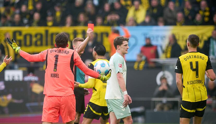 Nico Schlotterbeck sieht früh die Rote Karte.