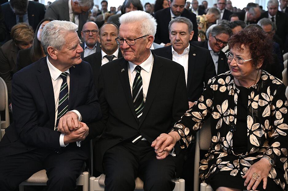 Winnfried Kretschmann (Mitte, Gr&uuml;ne) h&auml;lt beim Festakt zu seiner Verabschiedung die H&auml;nde seiner Ehefrau Gerlinde Kretschmann (rechts) und von Joachim Gauck.