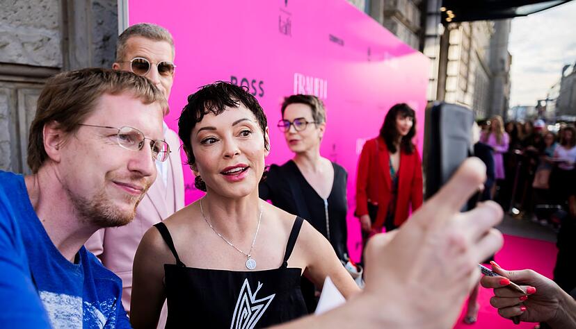 Schauspielerin McGowan macht Selfies mit Fans.