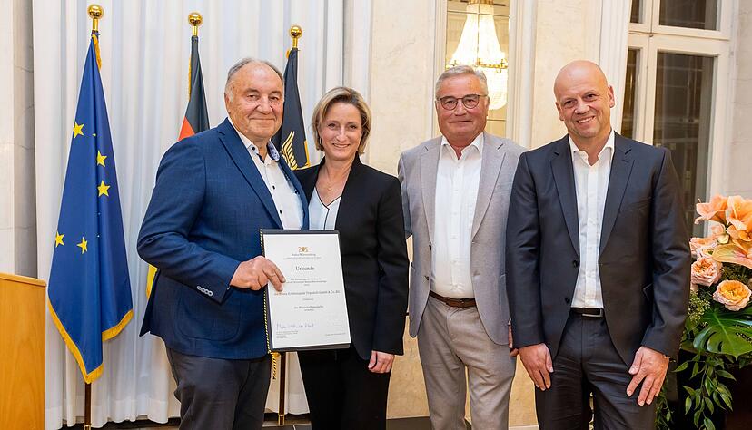 Die Geschäftsführer des Erlebnisparks Tripsdrill (v.l.n.r.) Helmut Fischer, Roland Fischer und Stefan Seipel mit Wirtschaftsministerin Nicole Hoffmeister-Kraut (CDU). Die Geschäftsführer des Erlebnisparks Tripsdrill (v.l.n.r.) Helmut Fischer, Roland Fischer und Stefan Seipel mit Wirtschaftsministerin Nicole Hoffmeister-Kraut (CDU).