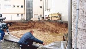 Die Baugrube ist ausgehoben, die L&uuml;cke im Handelshof-Komplex an der &Ouml;hringer Schillerstra&szlig;e wird geschlossen.Foto: Peter Hohl