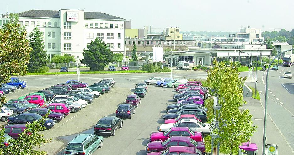 Blick auf Tor 1 und das zu &uuml;berbauende Areal zum Audi Kundencenter Kundendienst Kompetenz Zentrum im August 2000.