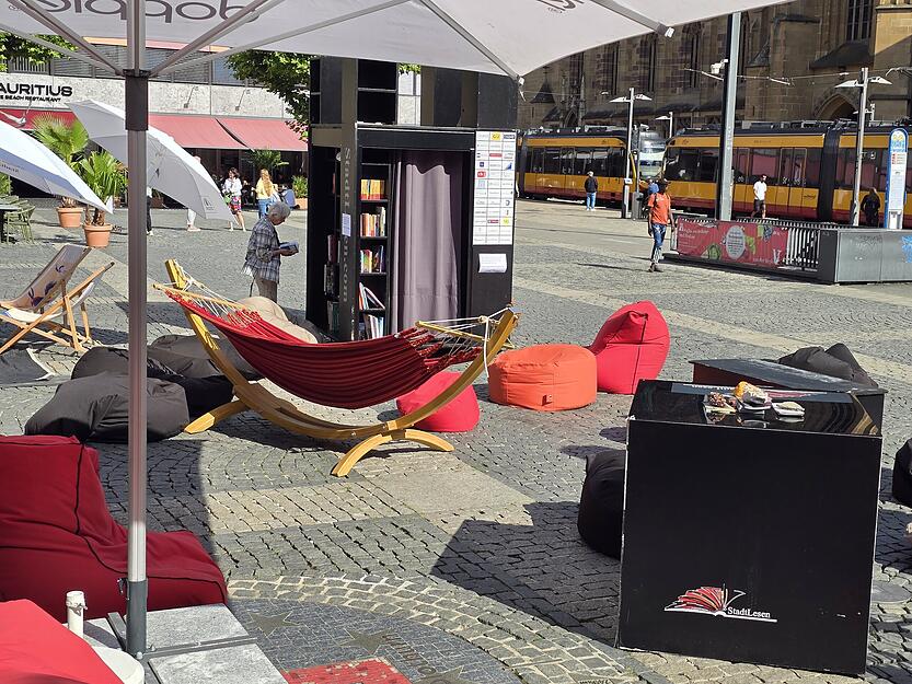 Der Heilbronner Marktplatz gleicht einem Open-Air-Lesezimmer.
