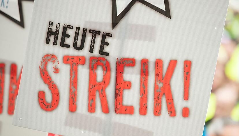 Je nach betrieblicher Regelung kann ein Streiktag zu Kürzungen führen. Je nach betrieblicher Regelung kann ein Streiktag zu Kürzungen führen.