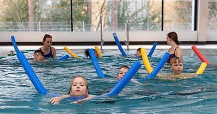 Stolz machen die Kinder betreut von Rebecca Förster (hinten links) und der Fachangestellten Hannah Specht ihre ersten Schwimmzüge im Eichbottbad.
Foto: Mario Berger