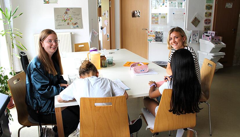 Jaqueline Kraft-Henschel (links) und Angelina F&ouml;ll finden es besonders erf&uuml;llend, wenn die jungen Bewohner des Kindersolbads unbeschwert lachen. Manchmal erhalten die Jugend- und Heimerzieherin sowie die Sozialwirtin auch herzliche Briefe von den Kindern.