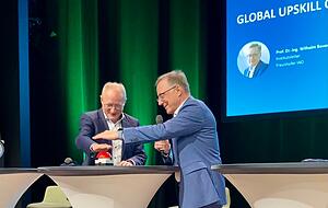 Manfred Weigler, Wissenschaftsreferent der Dieter-Schwarz-Stiftung, und Wilhelm Bauer, Leiter des Fraunhofer IAO, drücken den Startknopf für das Global-Upskill-Projekt. Manfred Weigler, Wissenschaftsreferent der Dieter-Schwarz-Stiftung, und Wilhelm Bauer, Leiter des Fraunhofer IAO, drücken den Startknopf für das Global-Upskill-Projekt.