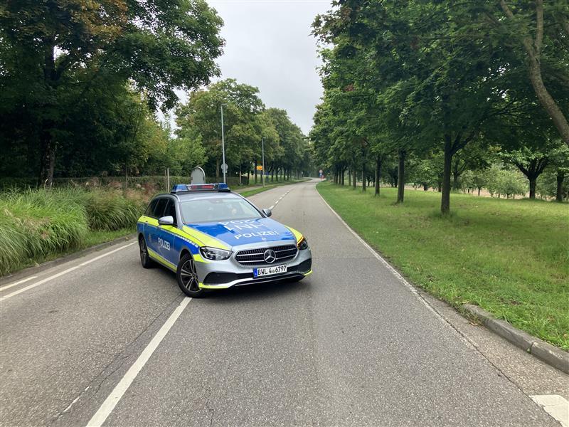 Die Polizei hat im Rahmen der Suche kurzzeitig die Straße zwischen den Heilbronner Stadtteilen Neckargartach und Frankenbach gesperrt. Inzwischen rollt der Verkehr wieder.
