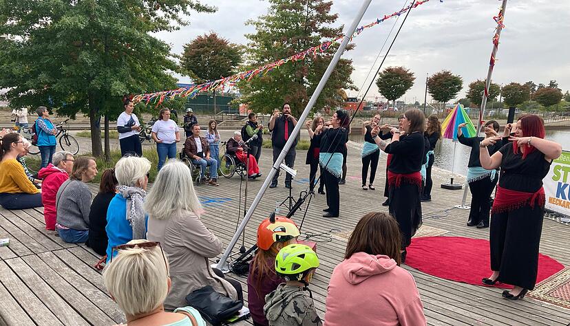 Für die Ohren und die Augen: Das Ensemble Sign Singers aus Tübingen übersetzt die Texte der dargebotenen Stücke in Gebärdensprache.
Foto: Jörg Kühl Für die Ohren und die Augen: Das Ensemble Sign Singers aus Tübingen übersetzt die Texte der dargebotenen Stücke in Gebärdensprache.
Foto: Jörg Kühl